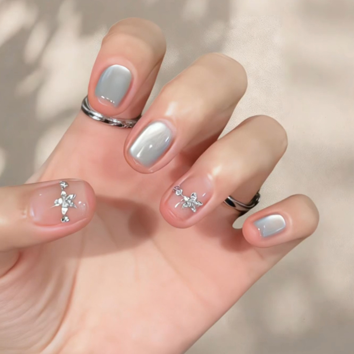 Nail Art Aesthetic - 24 Stück Katzenaugen-Glitzer-Nagelspitzen mit Diamant-Blumen-Dekor, Nude